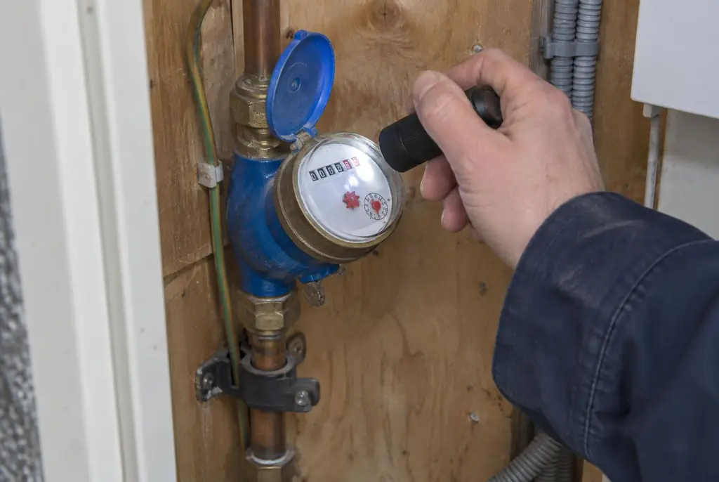 Lekdetectie Duiven – watermeter in de meterkast controleren met een zaklamp